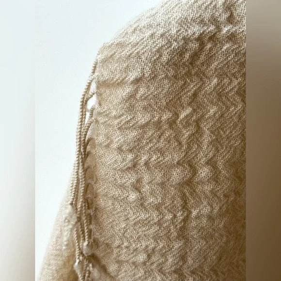 100% Cashmere Bloomingdale’s Textured Pale Pink Shawl, Wrap